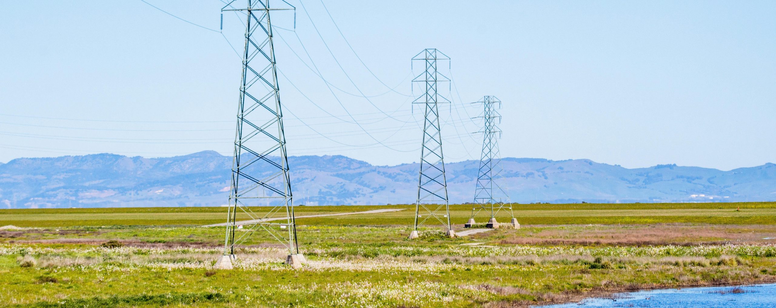 imagen de fondo de torres electricas - Ahorrar en electricidad sin paneles solares en tu hogar o negocio